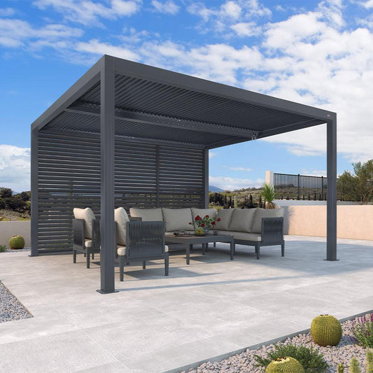Pergola Bioclimatique Grise à Lames Orientables et Mur à Persiennes